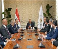وزير الخارجية والهجرة وشئون المصريين بالخارج يجتمع مع قيادات وأعضاء قطاع الهجرة بالوزارة