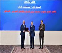  الرئيس السيسي يكرم الفريق أول عبد المجيد صقر ويمنحه نوط الجمهورية من الطبقة الأولى