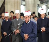 الآلاف يؤدون صلاتي العشاء والتراويح بالجامع الأزهر في الليلة العشرين من رمضان