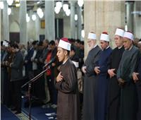 في الليلة الثانية والعشرين من رمضان.. آلاف المصلين يحيون التراويح  فى رحاب الجامع الازهر