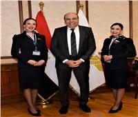 وزيرالطيران المدني يثمن أداء واحترافية مضيفتين جويتين من مصر للطيران 