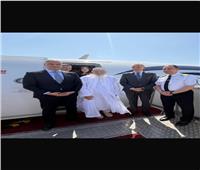  الطيار أحمد عادل رئيس الشركة الوطنية القابضة  يودِّع سلطان البهرة علي متن رحلة مصر للطيران إلي مومبسا بكينيا