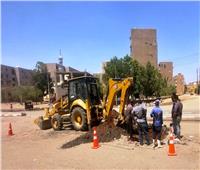محافظ أسوان يوجه بتكثيف أعمال الصيانة والتطهير بشبكات الصرف الصحى