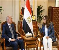 وزيرة التنمية المحلية والبيئة تتابع مع محافظ القاهرة الموقف التنفيذى للمشروعات الخدمية