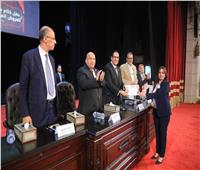 رئيس جامعة القاهرة يكرم الفائزين في مهرجان العروض المسرحية الطويلة