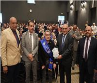 نائب وزير المالية  يكرم الأمهات المثاليات والموظفين المتميزين  