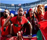 جماهير المغرب تشعل الأجواء حول مقر إقامة فرنسا قبل ربع نهائي المونديال