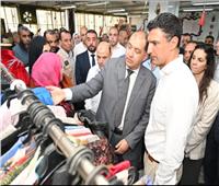 خلال زيارته لمصانع الغزل.. وزير الصناعة: المنسوجات والملابس الجاهزة أولوية للدولة 