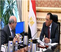 رئيس الوزراء يستعرض الموقف التنفيذي لمشروع مبني الركاب (٤) بمطار القاهرة الدولي