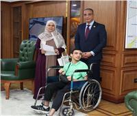 محافظ الجيزة يلتقي عددًا من المواطنين من ذوي الهمم ويوجه بتوفير فرص عمل لهم