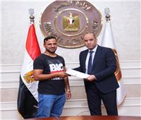 وزير العمل يُسلّم عقود توظيف لشباب مصريين في لبنان