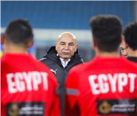 تشكيل لجنة لتحديد بنود تجديد عقد حسام حسن