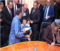وزير العمل ومحافظ الشرقية يُسلمان عقود لذوي الهمم 